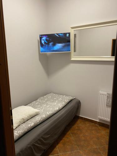 Ένα ή περισσότερα κρεβάτια σε δωμάτιο στο Piwnica