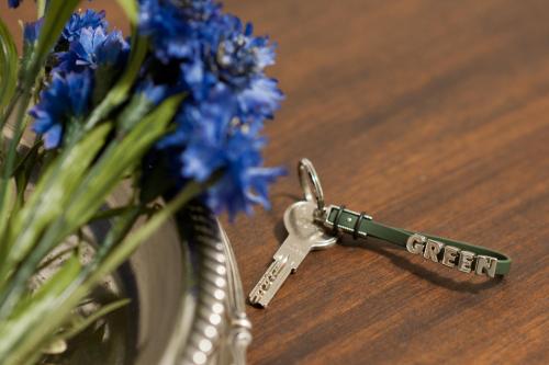 a keychain with the word cheat next to a vase of flowers at LO SGUARDO in Sulzano
