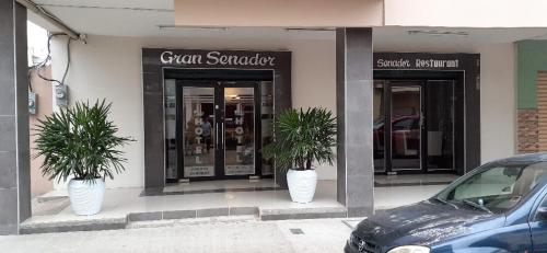 una tienda con dos macetas delante en Hotel Gran Senador, en Portoviejo