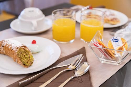 カターニアにあるB&B Palazzo Perrottaの食器