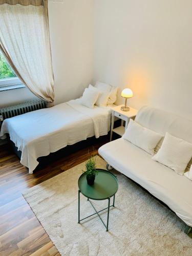 En eller flere senger på et rom på Top renoviertes Apartement in bester Lage von Homburg- 5 Fußminuten zur Uniklinik