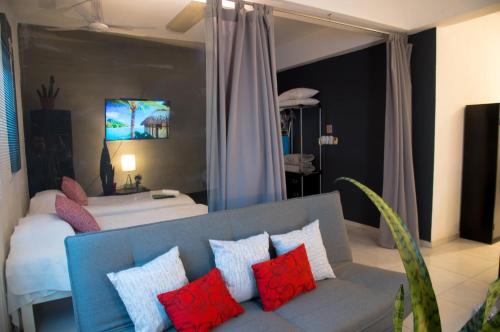 un soggiorno con divano e letto di Htl & Suites Camino Real, ubicación, parking, facturamos a Colima