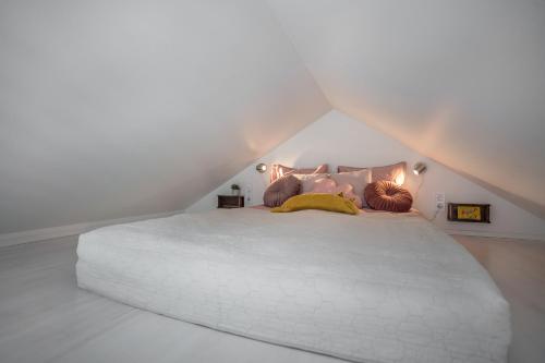 Säng eller sängar i ett rum på Sparkling newly built house close to city & nature