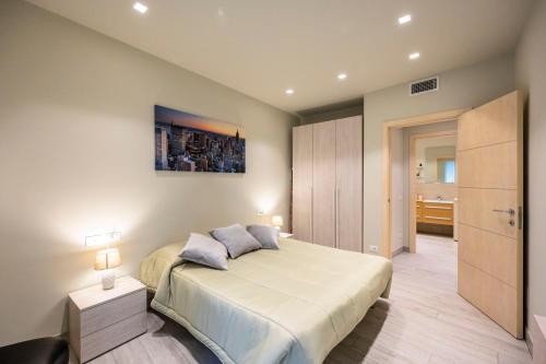 a bedroom with a bed and a painting on the wall at casavacanza orchidea 2 in Bergamo