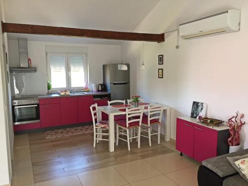 Una cocina o zona de cocina en Apartment Sarić