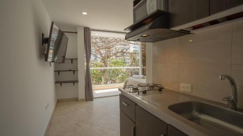 Η κουζίνα ή μικρή κουζίνα στο Hollywood Beach Suite