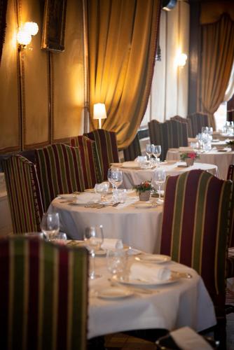 une rangée de tables avec des verres à vin dessus dans l'établissement Hotel de la Poste, à Corps