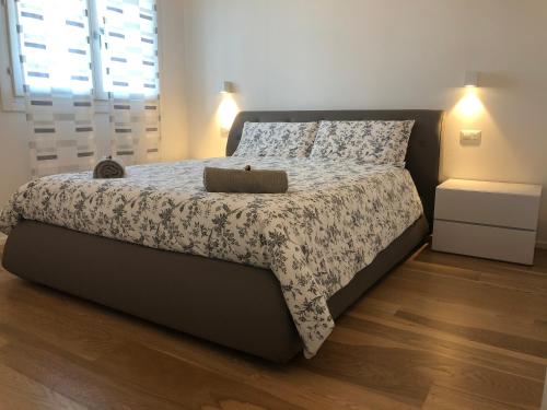 una camera da letto con un grande letto e un piumone di RESIDENCE ITALIA a Camin