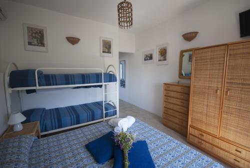 Katil dua tingkat atau katil-katil dua tingkat dalam bilik di Villa Flora Studios & Apartments