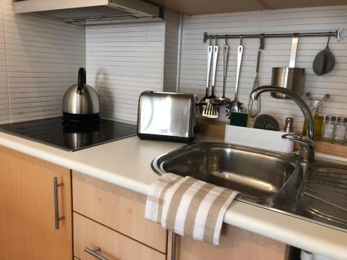 Cozy and Stylish Studio Apt - just 800m from the beach
