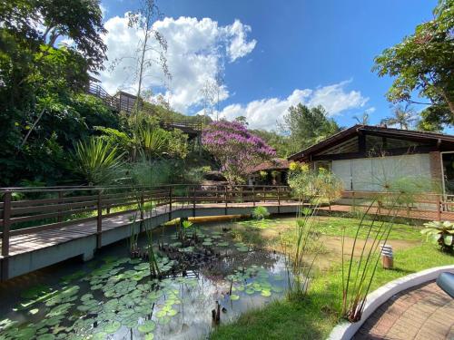 een vijver met lelies in een tuin bij Pousada Arraial do Ouro in Gaspar