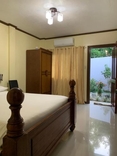 Schlafzimmer mit einem Bett und einer Glasschiebetür in der Unterkunft Powers Holiday vacations in Dipolog City