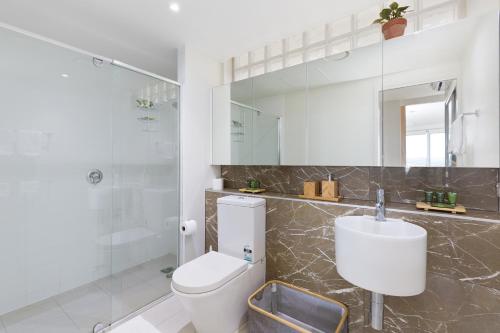 een badkamer met een toilet, een wastafel en een douche bij Ocean Views in Yeppoon