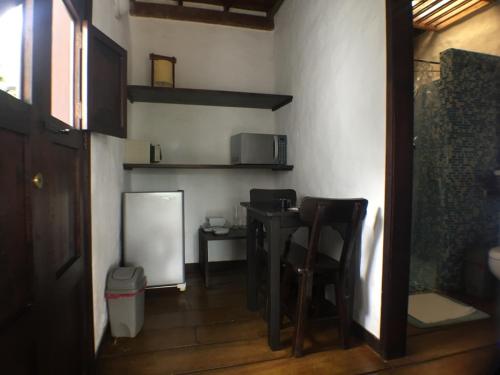 a kitchen with a stove and a sink at Salento Pequeño Hotel in Salento