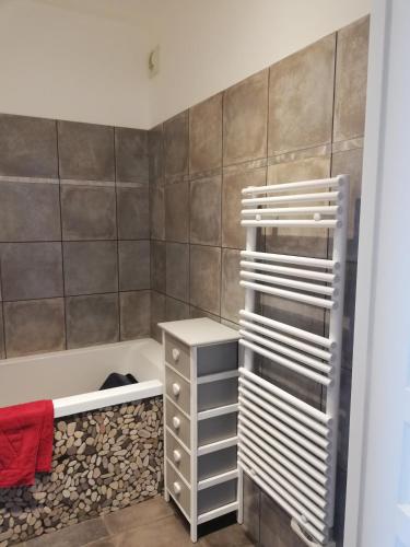 La salle de bains est pourvue d'une baignoire et d'une étagère. dans l'établissement APPARTEMENT T2 IMPERIAL, à Ajaccio