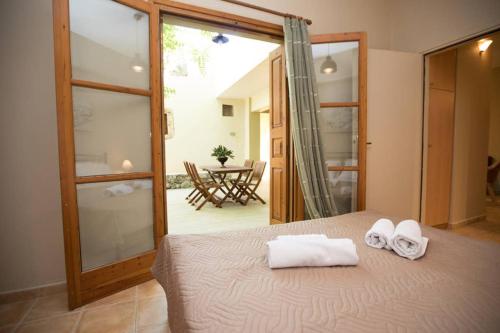 Posteľ alebo postele v izbe v ubytovaní Kamaraki-Apartments