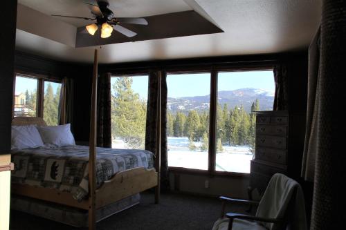 A bed or beds in a room at Sugar Loaf Lodge & Cabins