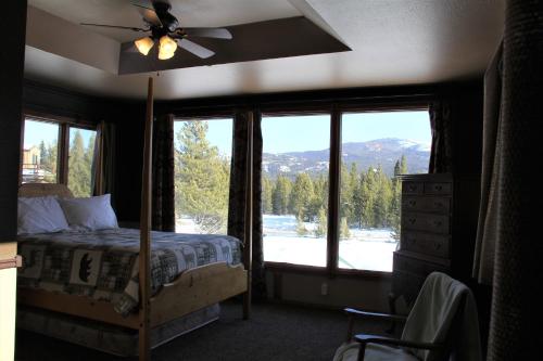 a bedroom with a bed and a large window at Sugar Loaf Lodge & Cabins in Anaconda