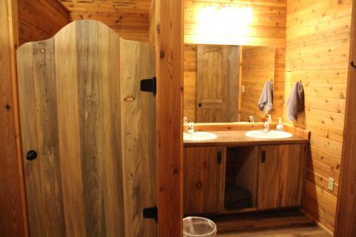 a bathroom with two sinks and a mirror at Sugar Loaf Lodge & Cabins in Anaconda