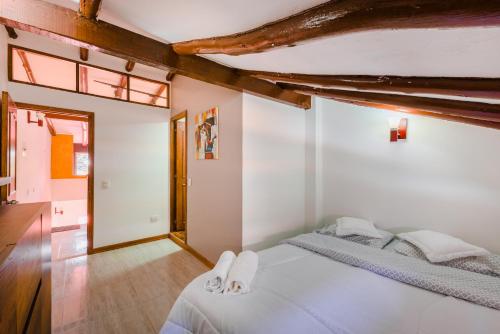 Un pat sau paturi într-o cameră la Hostal Doña Eliza