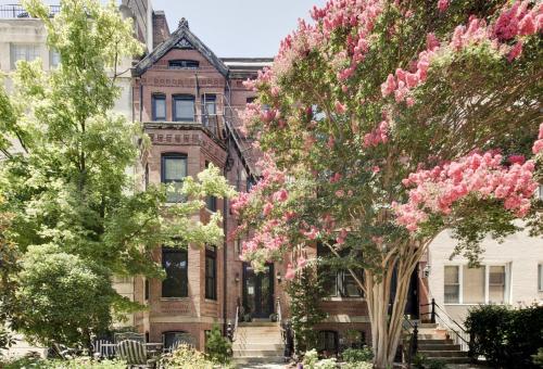 un edificio con flores rosas delante de él en Sojourn DuPont at The Circle, en Washington
