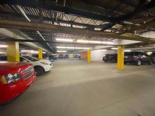 een parkeergarage met auto's erin bij Travelodge by Wyndham Great Falls in Great Falls