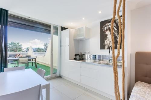 - une cuisine et une salle à manger avec vue sur l'océan dans l'établissement Java Heliopolis naturiste, au Cap d'Agde