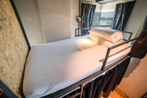Homy Seafront Hostelにあるベッド