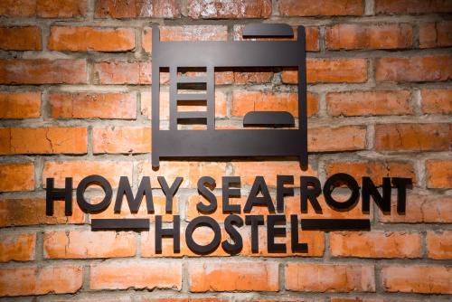 Homy Seafront Hostelに飾ってある許可証、賞状、看板またはその他の書類