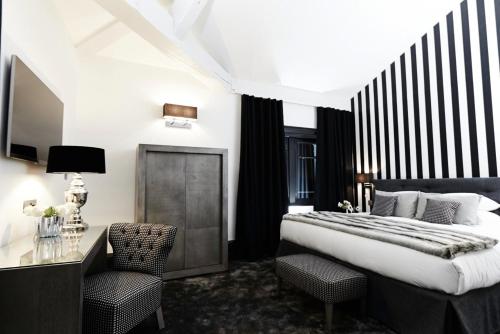 1 dormitorio con 1 cama, escritorio y sillas en Maison D'Anthouard, en Écully