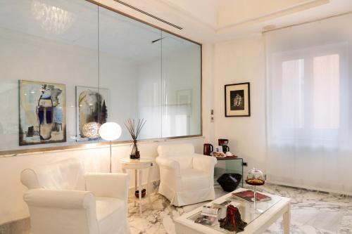 - un salon avec des chaises blanches et une table dans l'établissement La Ciliegina Lifestyle Hotel, à Naples
