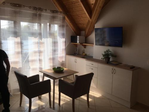 Kuchyňa alebo kuchynka v ubytovaní AJO Apartments - Alte Donau Lake or Garden View Balcony Studio - Self-Check-in