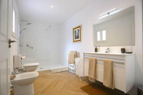 a bathroom with a toilet and a sink and a shower at VILLA LUNA Beach Premium 9PAX in Torre de Benagalbón