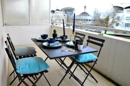 une table et des chaises assises sur un balcon dans l'établissement OSoleMio La Rochelle, à La Rochelle
