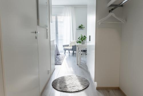corridoio con sala da pranzo con tavolo di Compact high quality top floor studio in perfect location a Oulu