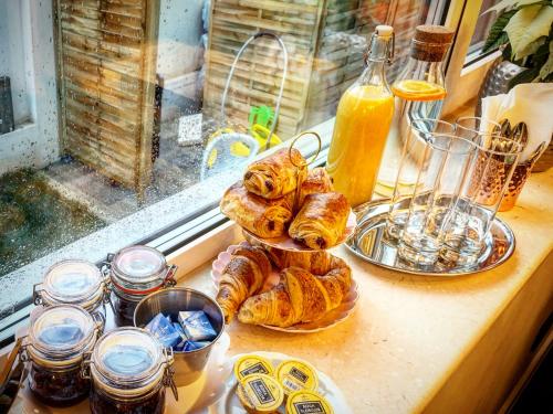 Een stapel gebakjes op een toonbank naast een raam. bij Pergola Boutique Hotel in Boekarest