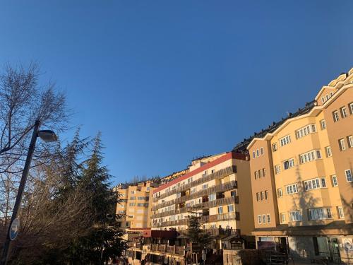 una fila de edificios de apartamentos con un cielo azul en el fondo en Apartamentos Bulgaria, en Sierra Nevada