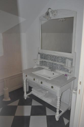 La salle de bains est pourvue d'un lavabo et d'un miroir. dans l'établissement B&B Kasteelhoeve de Tornaco, à Looz