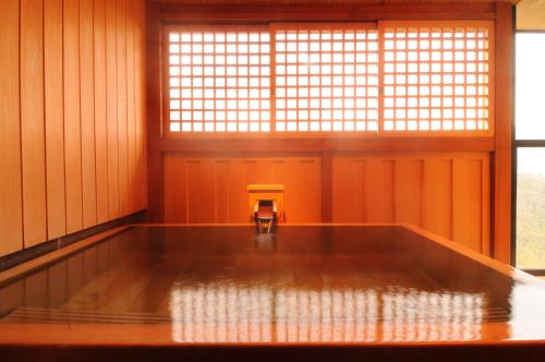 
a bath room with a tub and a window at Hakone Tokinoshizuku in Hakone
