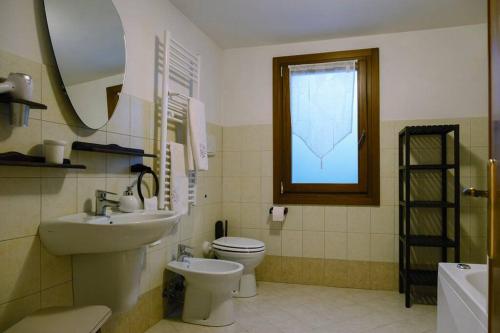 bagno con lavandino, servizi igienici e finestra di Gisella s Loft Cod.Id M0270081522 a Chioggia