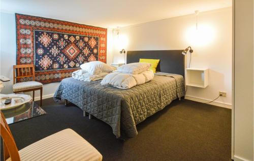 Un dormitorio con una cama con almohadas. en Nice Home In Esbjerg V With Wifi, en Esbjerg