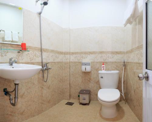 a bathroom with a toilet and a sink at CANH DUONG MOTEL in Lang Co