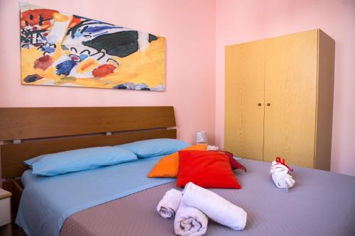 una camera da letto con un letto e asciugamani di Casa Vacanze Soledad a Marina di Ragusa