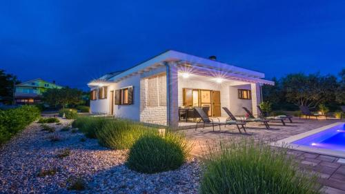 Villa Mia with heated pool, billiards and large garden - by TA Leut Agency