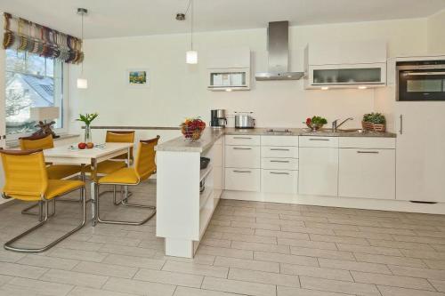 A kitchen or kitchenette at Duenendomizil _ strandnah