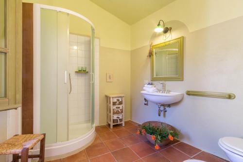 a bathroom with a sink and a shower and a toilet at Lananai eco-ospitalità in San Vito