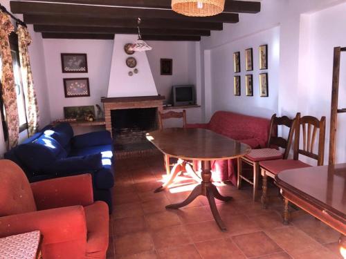 科爾提斯弗隆提拉的住宿－Casa de Tita Dolores，客厅配有桌椅和壁炉