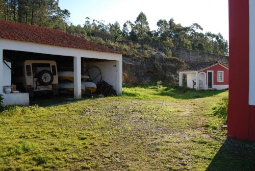 a car garage with a truck inside of it at Prédio na Amêndoa in Amêndoa