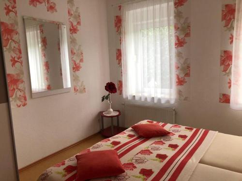 - une chambre avec un lit et 2 fenêtres dans l'établissement FeWo Blankenese im Haus Lühegarten, à Grünendeich
