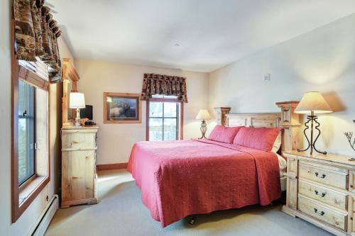 a bedroom with a large bed with a red blanket at Oro Grande in Keystone